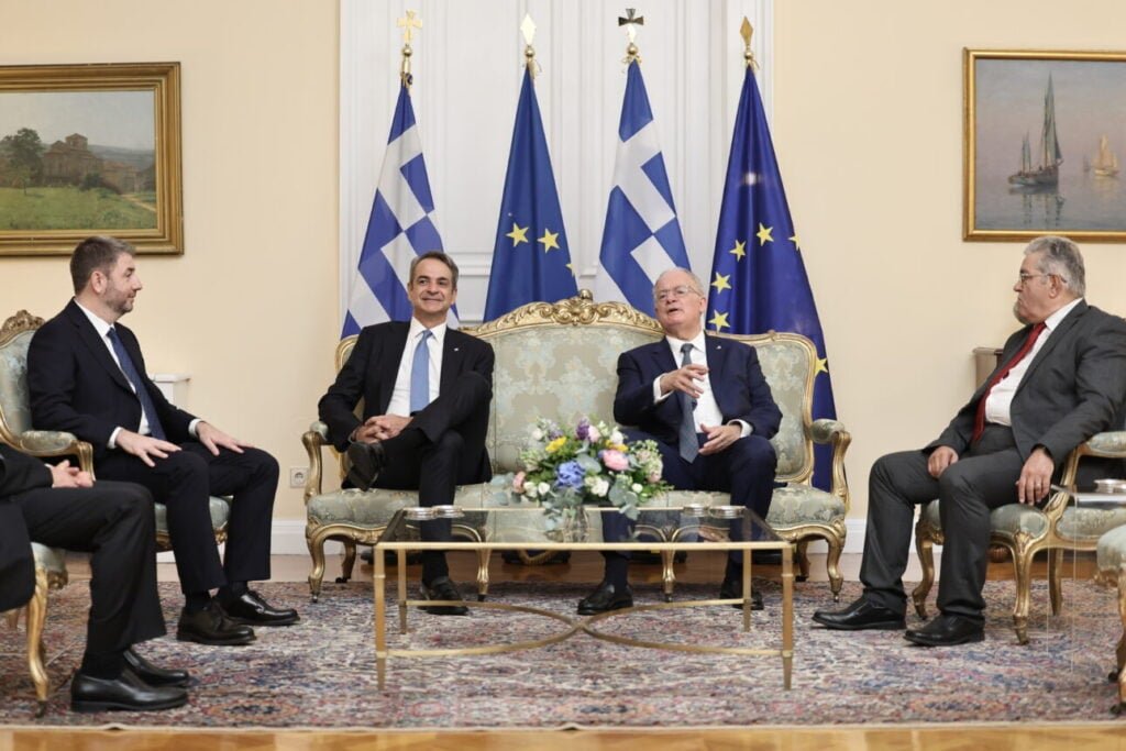 Δεξίωση για τα 52 χρόνια της Δημοκρατίας: Η βροχή, οι παρουσίες, οι απουσίες και το μήνυμα του Προέδρου
