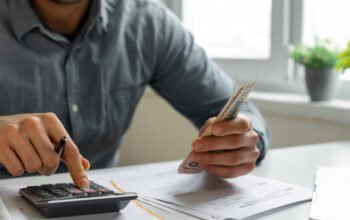 Ληξιπρόθεσμα χρέη: Εκτός ρυθμίσεων μένουν οι μεγαλοοφειλέτες