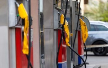 Καύσιμα: Πάνω από τα 2 ευρώ αμόλυβδη και ντίζελ – Στο τραπέζι νέα μέτρα στήριξης