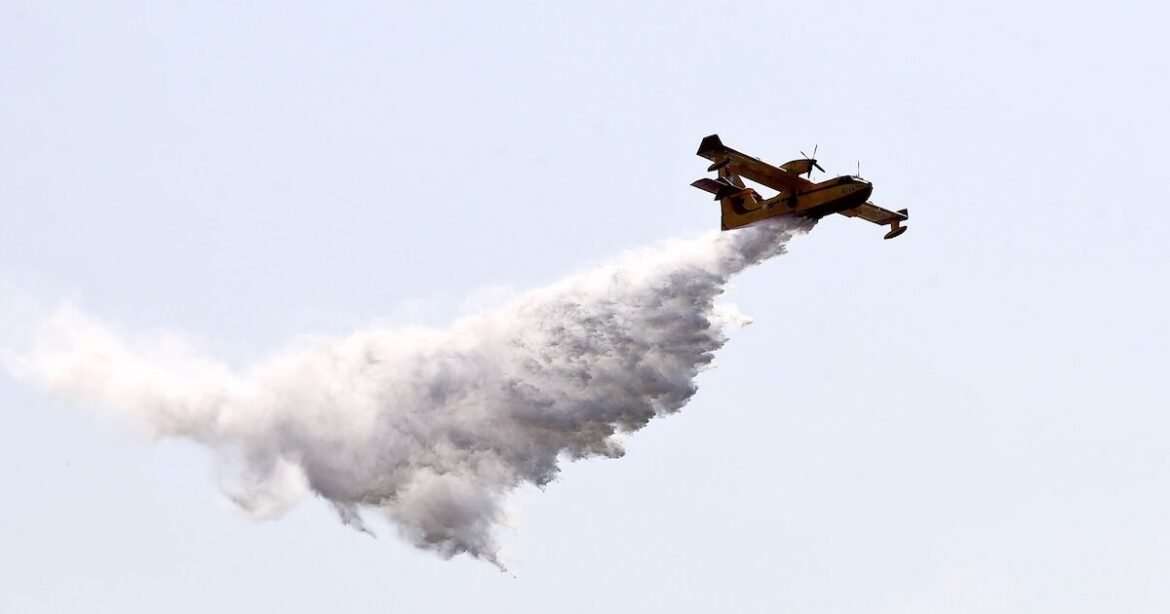Τα ελληνικά Canadair επιχειρούν στην Ισπανία – Οι φλόγες απειλούν το Μπορντό (βίντεο)