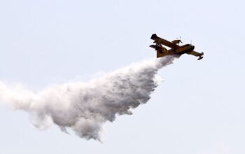 Τα ελληνικά Canadair επιχειρούν στην Ισπανία – Οι φλόγες απειλούν το Μπορντό (βίντεο)
