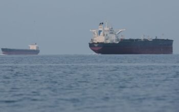 Πώς λειτουργεί ο «σκιώδης στόλος» του Ιράν που κρατά ζωντανές τις εξαγωγές πετρελαίου