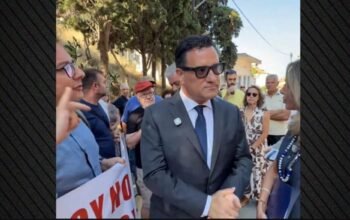 Ο Αδωνις, τα Ray Ban και οι… παρακολουθήσεις πολιτών