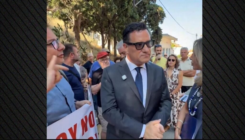 Ο Αδωνις, τα Ray Ban και οι… παρακολουθήσεις πολιτών