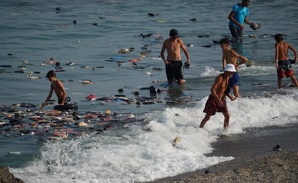 Χάος στη Θέουτα: Πάνω από 40.000 μετανάστες πέρασαν παράνομα από το Μαρόκο