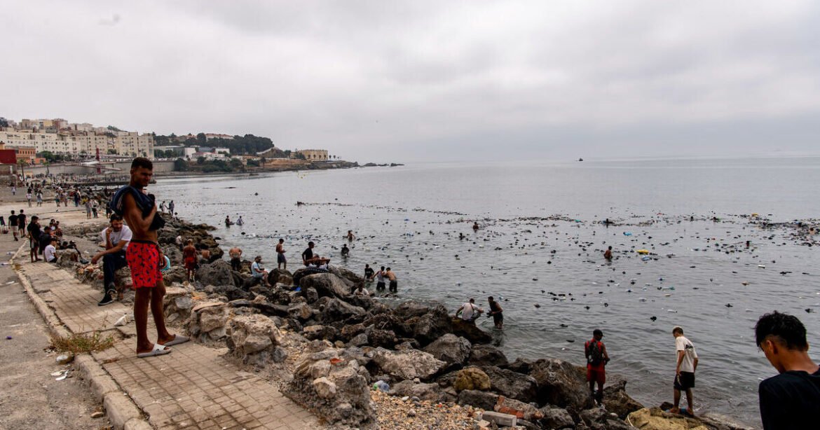 Χάος στη Θέουτα από τη μαζική άφιξη μεταναστών – Τουλάχιστον 60.000 πέρασαν στην Ισπανία σε ένα 24ωρο (Εικόνες, Βίντεο)