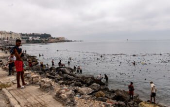 Χάος στη Θέουτα από τη μαζική άφιξη μεταναστών – Τουλάχιστον 60.000 πέρασαν στην Ισπανία σε ένα 24ωρο (Εικόνες, Βίντεο)
