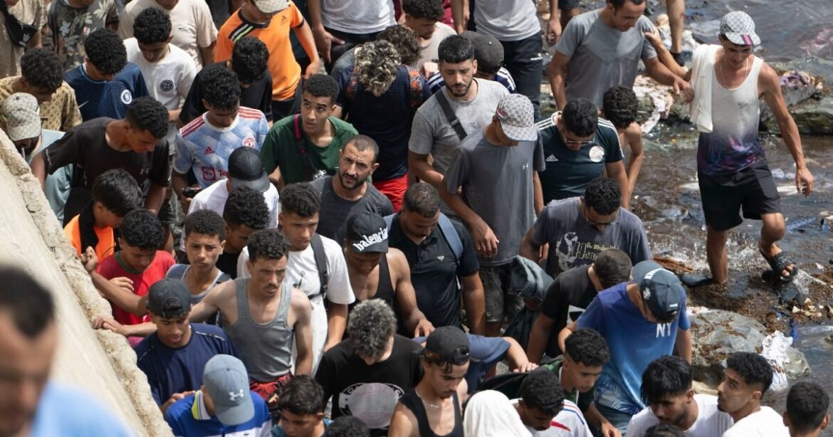 Θέουτα: Επέστρεψαν στο Μαρόκο σχεδόν όλοι οι μετανάστες – Εκτονώνεται η κρίση, λένε οι Ισπανοί