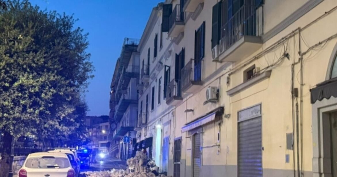 Σεισμός 4,7 Ρίχτερ στη Νάπολη – Στους δρόμους οι κάτοικοι, ζημιές σε κτίρια (Βίντεο)
