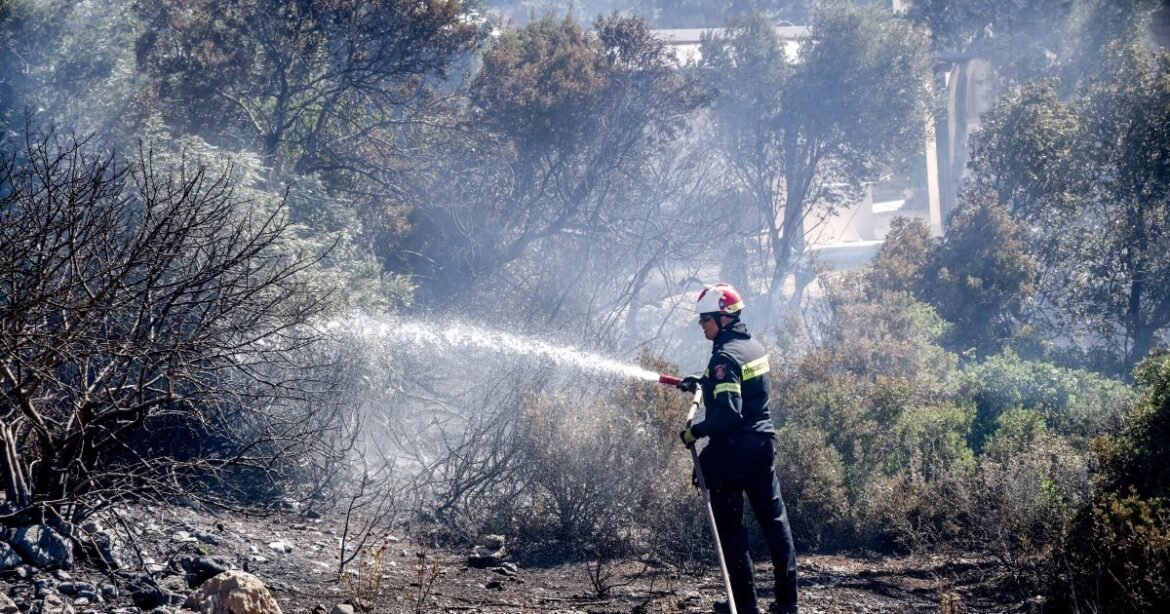 Φωτιά στον Στανό Αιτωλοακαρνανίας – Ρίψεις νερού από ένα αεροπλάνο