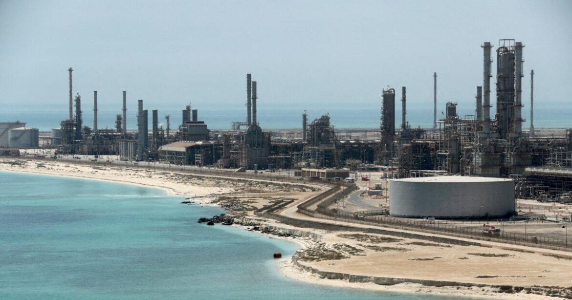 Chevron και ExxonMobil προειδοποιούν για τις τιμές καυσίμων – Η έλλειψη διυλιστικής δυναμικότητας κρατά ψηλά το κόστος