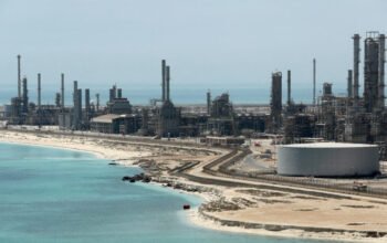 Chevron και ExxonMobil προειδοποιούν για τις τιμές καυσίμων – Η έλλειψη διυλιστικής δυναμικότητας κρατά ψηλά το κόστος