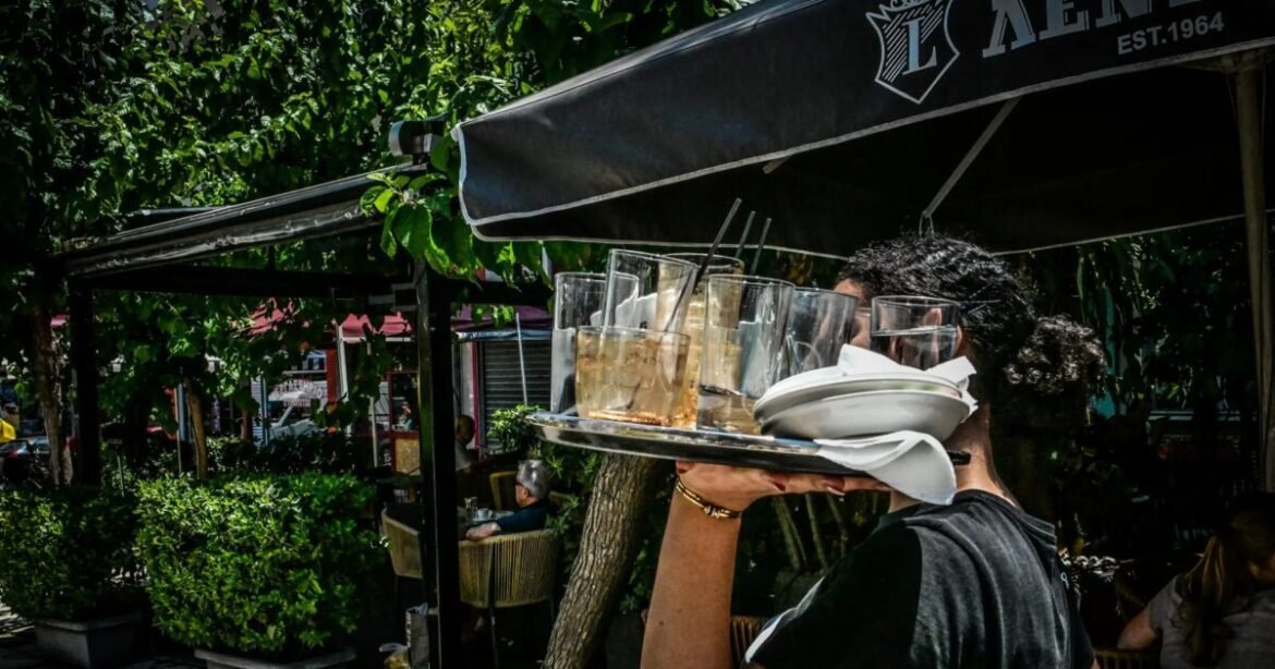 Υπερωρίες και τουρισμός – Τι προβλέπεται από το νόμο για εργαζόμενους και εργοδότες
