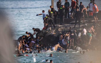 Ισπανία: Καταγγέλλουν το Μαρόκο ότι «έστησε» την εισβολή στη Θέουτα πολιτικοί της Δεξιάς και της Αριστεράς