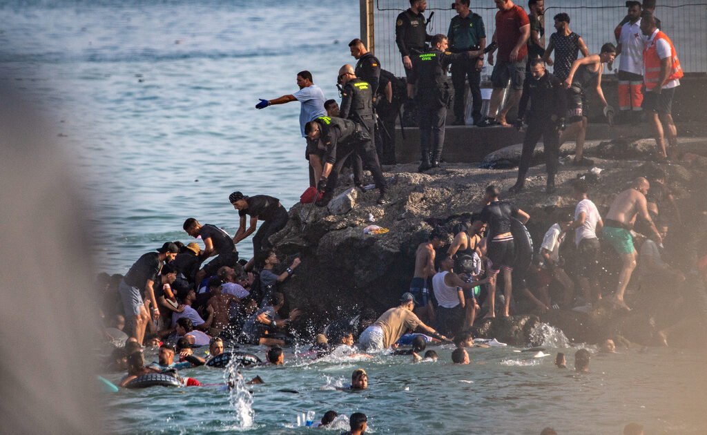 Ισπανία: Καταγγέλλουν το Μαρόκο ότι «έστησε» την εισβολή στη Θέουτα πολιτικοί της Δεξιάς και της Αριστεράς