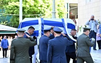 Το τελευταίο «αντίο» στον Γιάννη Βαρβιτσιώτη [εικόνες]