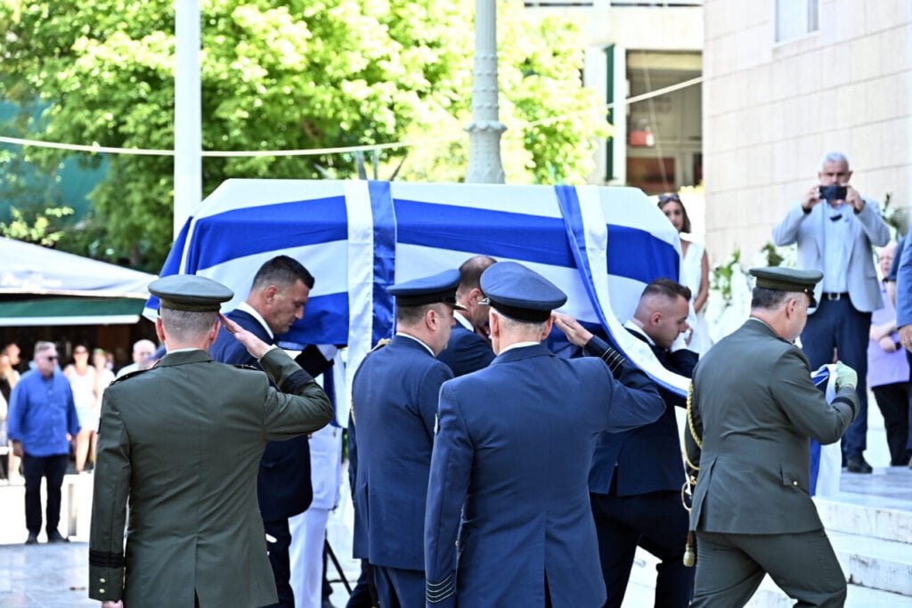 Το τελευταίο «αντίο» στον Γιάννη Βαρβιτσιώτη [εικόνες]