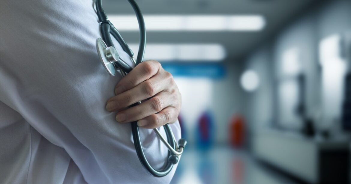 Βρετανία: Έλληνας γιατρός εκτός NHS για σεξουαλική παρενόχληση – Επικαλέστηκε την «ελληνική κουλτούρα»
