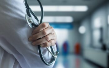 Βρετανία: Έλληνας γιατρός εκτός NHS για σεξουαλική παρενόχληση – Επικαλέστηκε την «ελληνική κουλτούρα»
