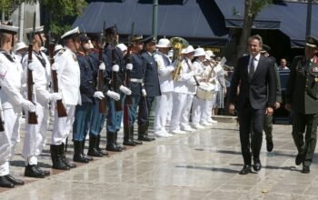 Μητσοτάκης στην κηδεία Βαρβιτσιώτη: Ο τελευταίος των πολιτικών της προσφοράς και της ευθύνης