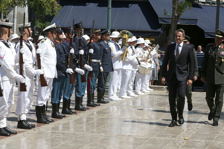 Μητσοτάκης στην κηδεία Βαρβιτσιώτη: Ο τελευταίος των πολιτικών της προσφοράς και της ευθύνης