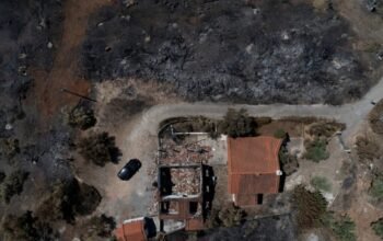 Δυτική Αττική: Εως 1.000 ευρώ ανά τ.μ. για καμένα σπίτια – Πότε ξεκινούν οι αιτήσεις – Αντιδιαβρωτικά έργα, αναδασωτέα τα καμένα