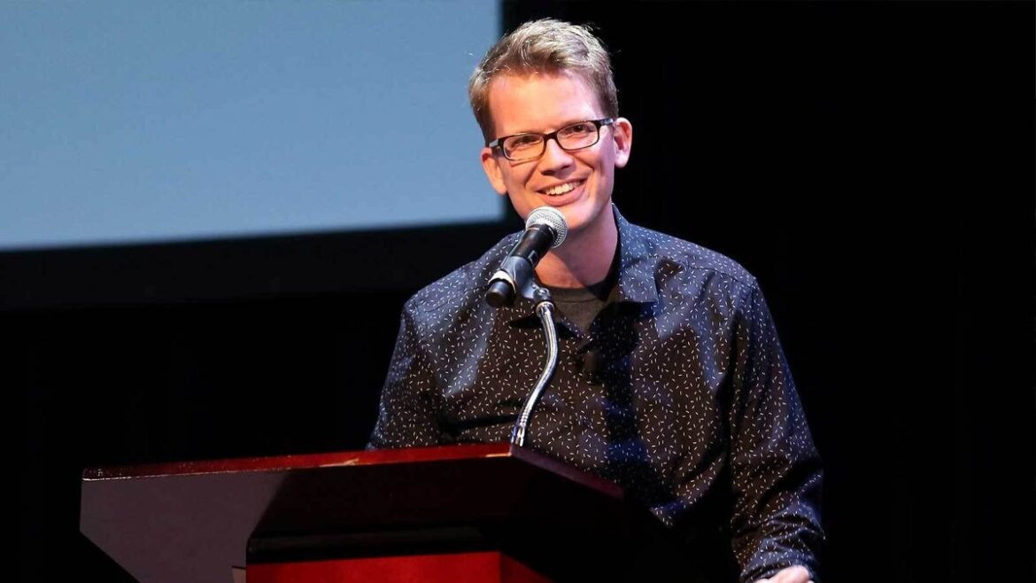 Ο Hank Green φρενάρει την παραγωγή βίντεο στο YouTube επικαλούμενος «ανθυγιεινή» σχέση με την AI