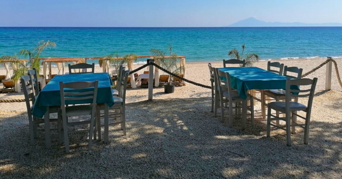 Ταβέρνες, καφετέριες και beach bar στο στόχαστρο της ΑΑΔΕ – Μπαράζ καταγγελιών για αποδείξεις και πρόστιμα