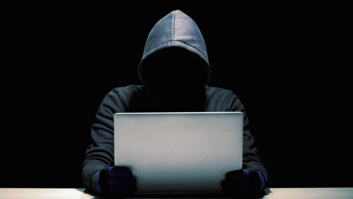 FBI: Συναγερμός για χάκερ που υποκλέπτουν γυμνές φωτογραφίες και εκβιάζουν χρήστες