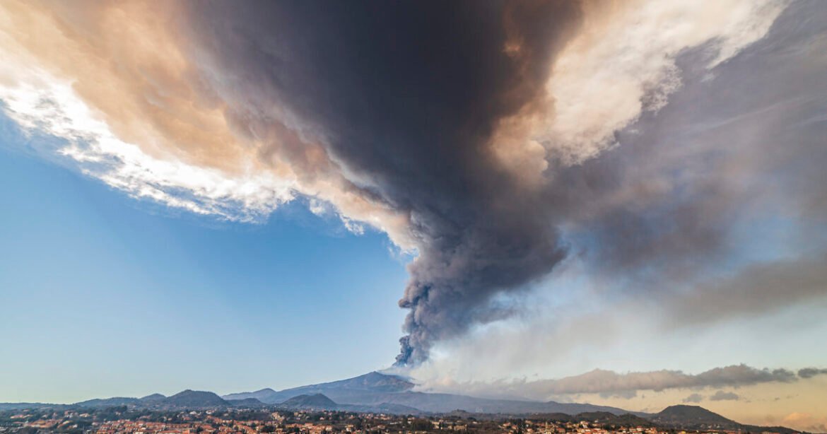 Χάος στα αεροδρόμια της Σικελίας από την τέφρα της Αίτνας – Εκατοντάδες ακυρώσεις πτήσεων