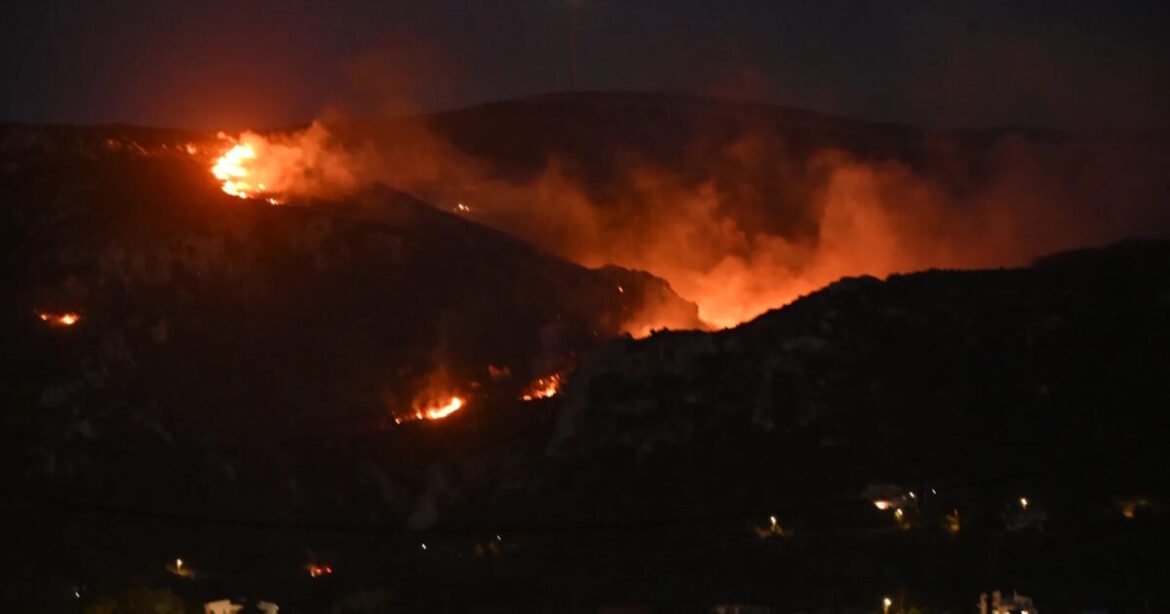 Φωτιά στην Κω, στην περιοχή Πυλί – Μάχη χωρίς εναέρια μέσα με μια δύσκολη πυρκαγιά