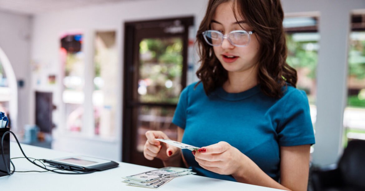 Moneymaxxing – Πώς οι νέοι κάνουν τα χρήματα να «μετράνε» περισσότερο