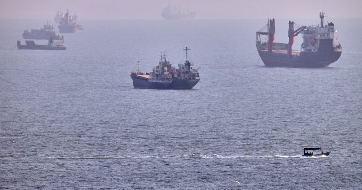 Φλέγεται η Μέση Ανατολή: Νέο χτύπημα σε πλοίο στα Στενά του Ορμούζ και «λουκέτο» στον αγωγό του Ριάντ