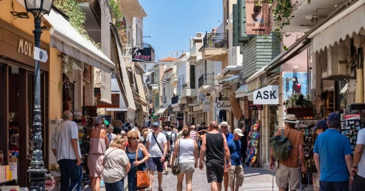 Τουρισμός: 13,5 εκατ. αφίξεις, 8,8 δισ. ευρώ εισπράξεις στο α’ εξάμηνο – Τι δείχνουν στοιχεία της ΤτΕ για τη μέση δαπάνη