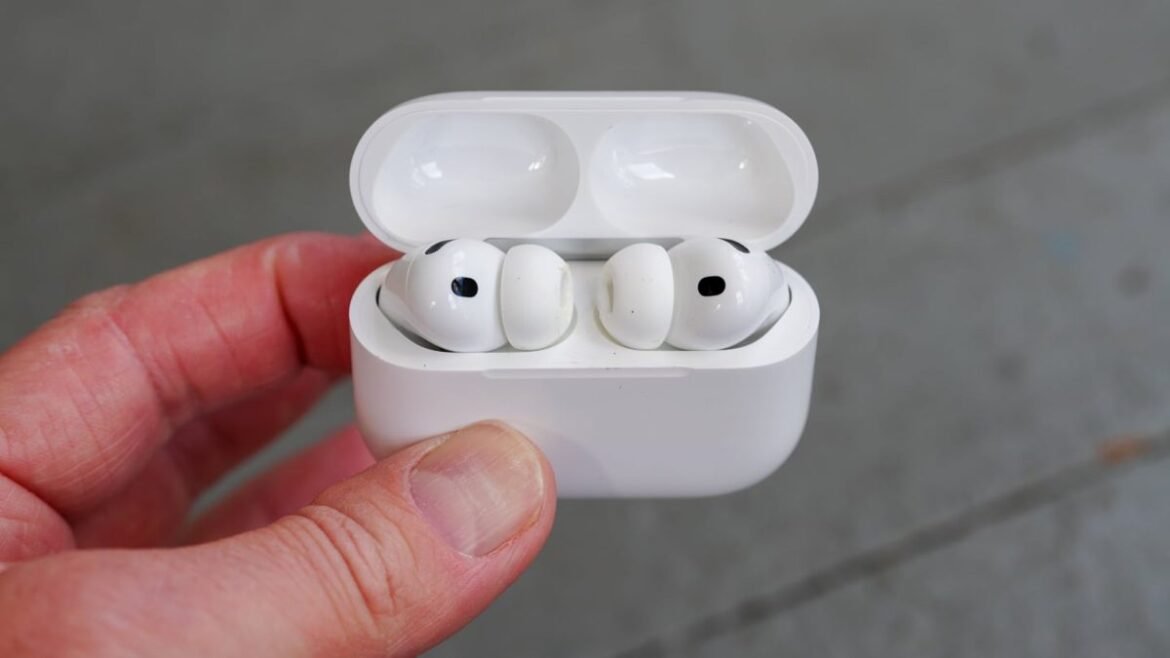 Apple: Διαρροή στο macOS επιβεβαιώνει κατά λάθος τα AirPods με κάμερα