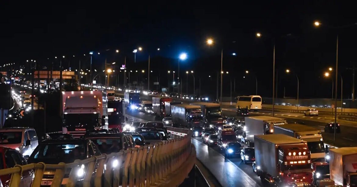 Επιστροφή αδειούχων Αυγούστου: Μποτιλιάρισμα στις εισόδους για Αθήνα και Θεσσαλονίκη, αυξημένη κίνηση στον Πειραιά