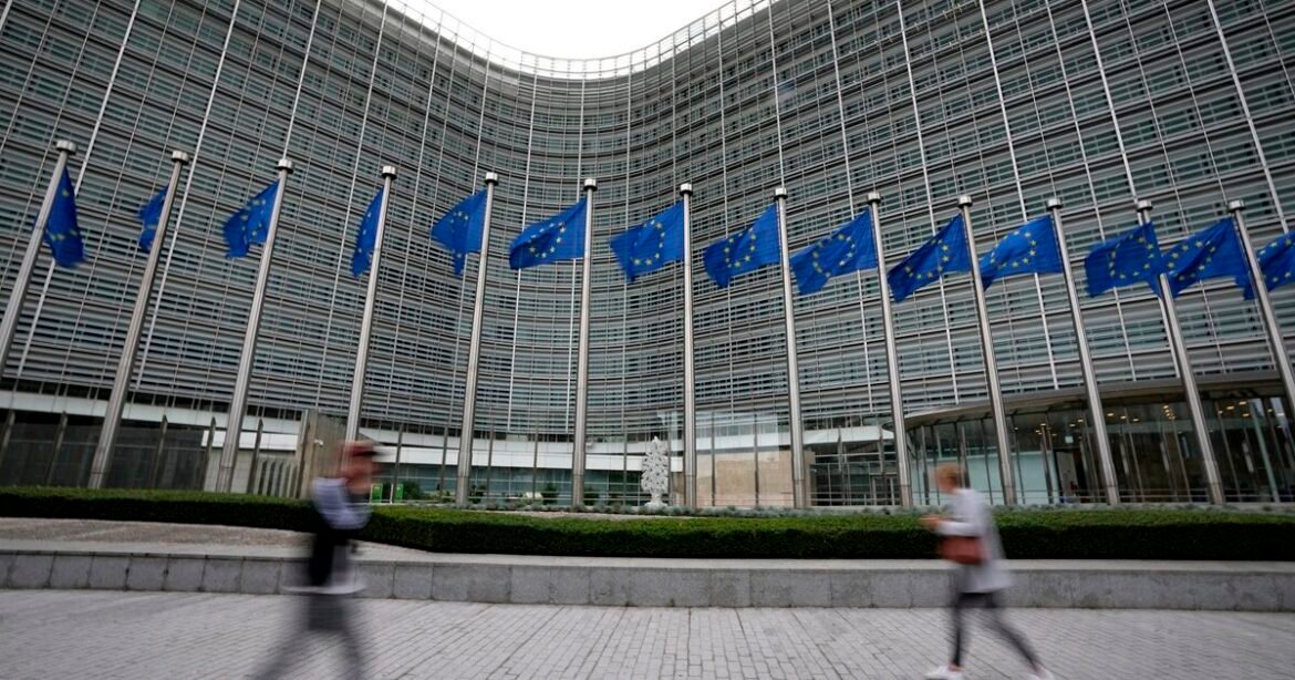 Politico: Ντοκουμέντα για κατασκοπεία Ευρωπαίων αξιωματούχων μέσω WhatsApp και Signal