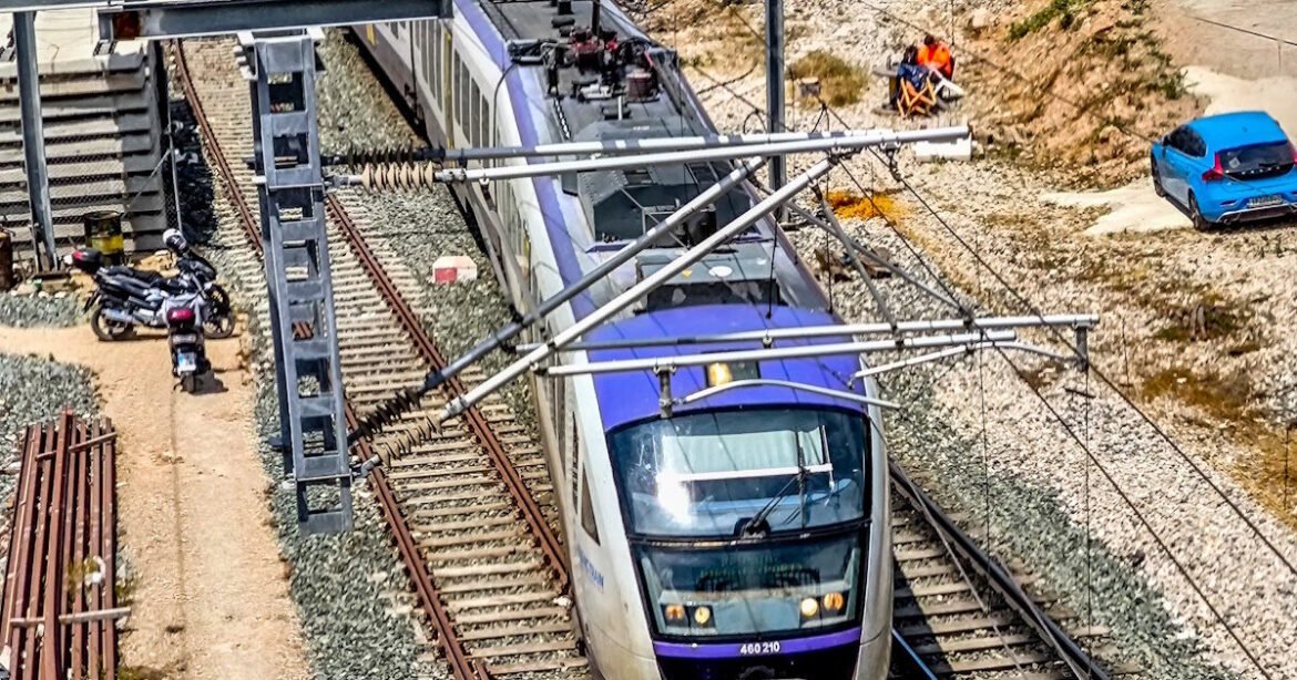 Προαστιακός: Διακοπή της κυκλοφορίας στο τμήμα Άνω Λιόσια – Νέα Πέραμος λόγω φωτιάς στον Ασπρόπυργο