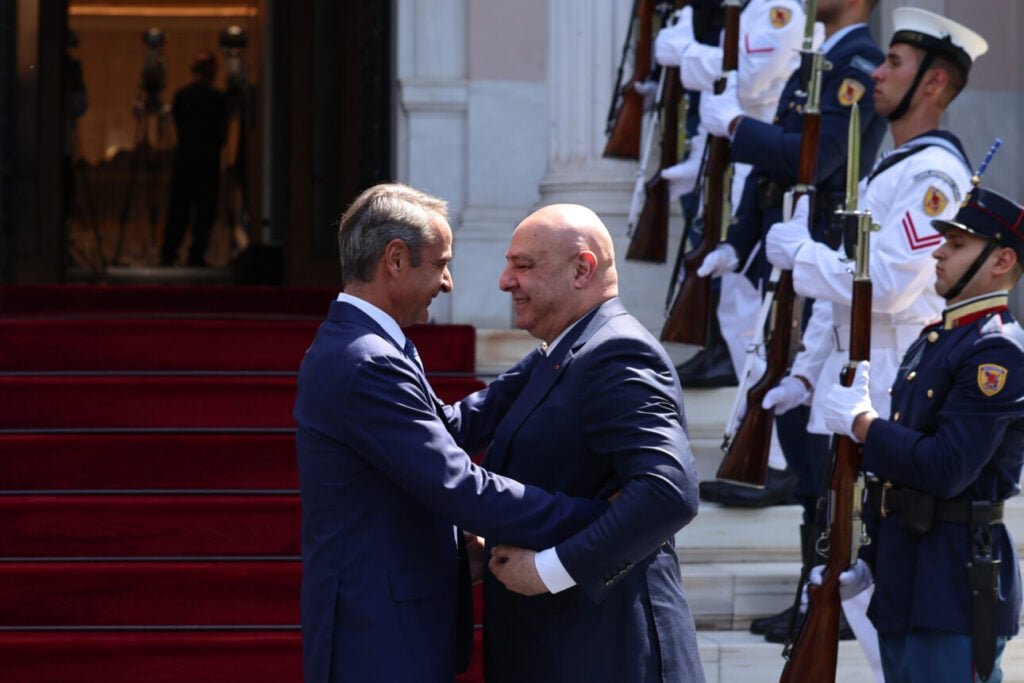 Συνάντηση Μητσοτάκη με τον λιβανέζο πρόεδρο στο Μαξίμου: Στεκόμαστε στο πλευρό του Λιβάνου