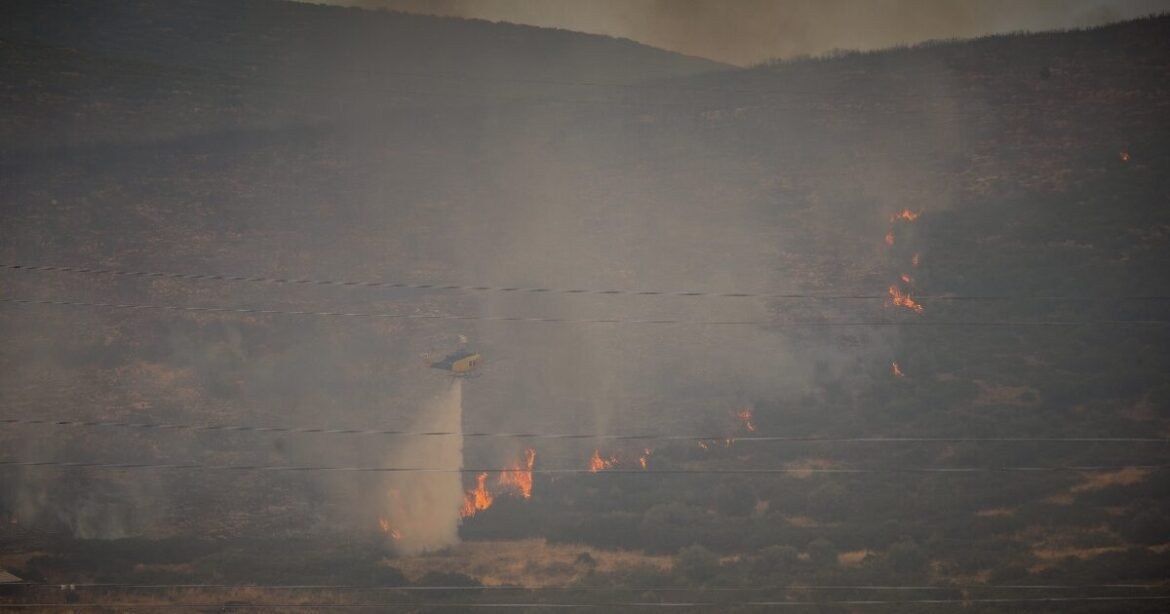 Φωτιά στο Αρχοντικό Παιανίας: Ισχυρές πυροσβεστικές δυνάμεις στο σημείο – Επιχειρούν και 2 ελικόπτερα
