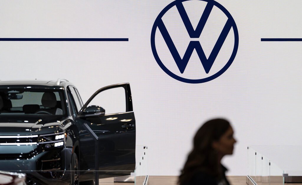 «Σεισμός» στη Volkswagen: Κόβει τα μισά μοντέλα και καταργεί 50.000 θέσεις εργασίας
