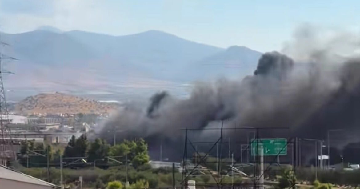 Φωτιά στην Μάνδρα: Καίει σκουπίδια στο Ξηροπήγαδο – Μήνυμα του 112 για ετοιμότητα και για πυκνούς καπνούς, ενισχύθηκαν οι δυνάμεις