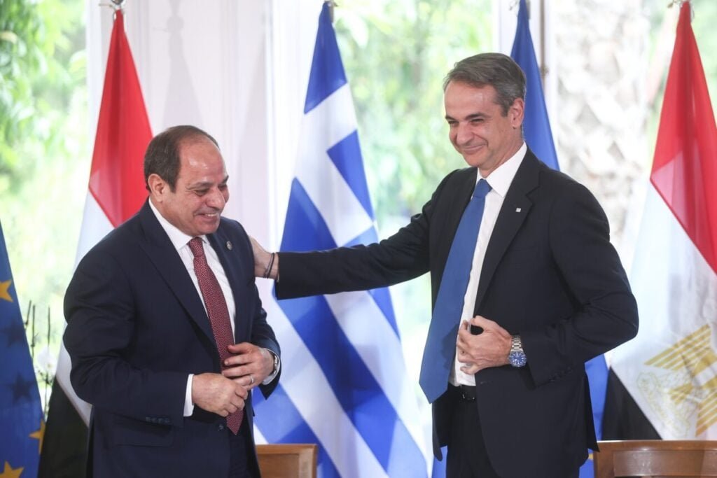 Ταξίδι-ειδική αποστολή του Μητσοτάκη στον Σίσι