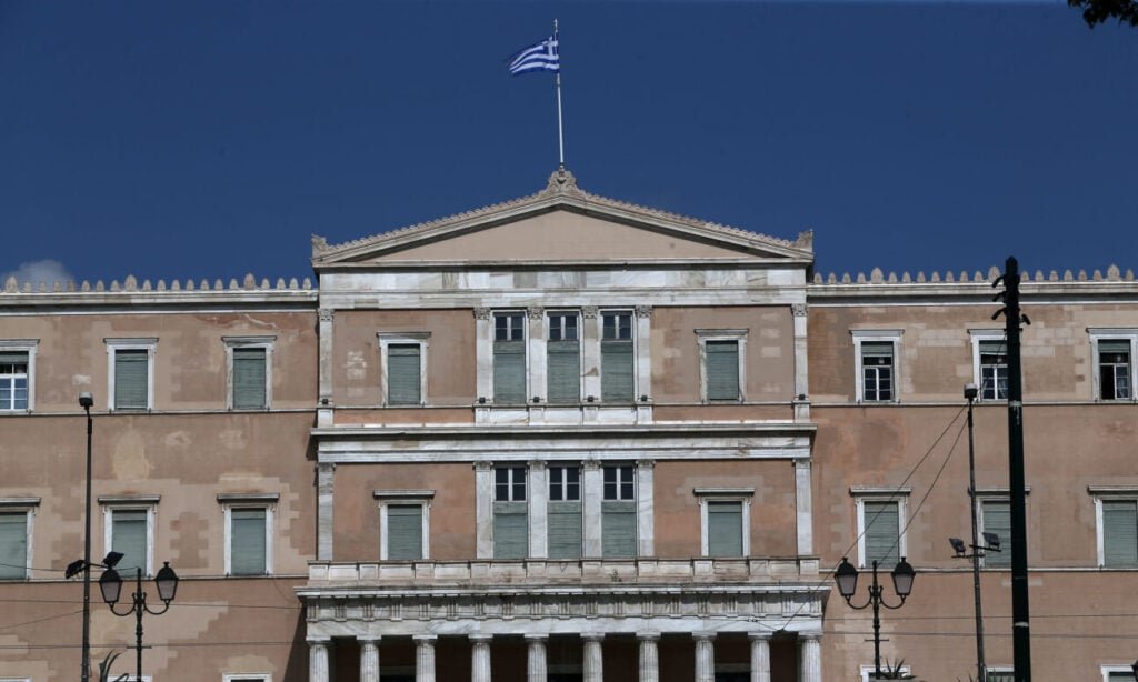 Τα πυρά της αντιπολίτευσης κατά Μητσοτάκη και η απάντηση Σαμαρά