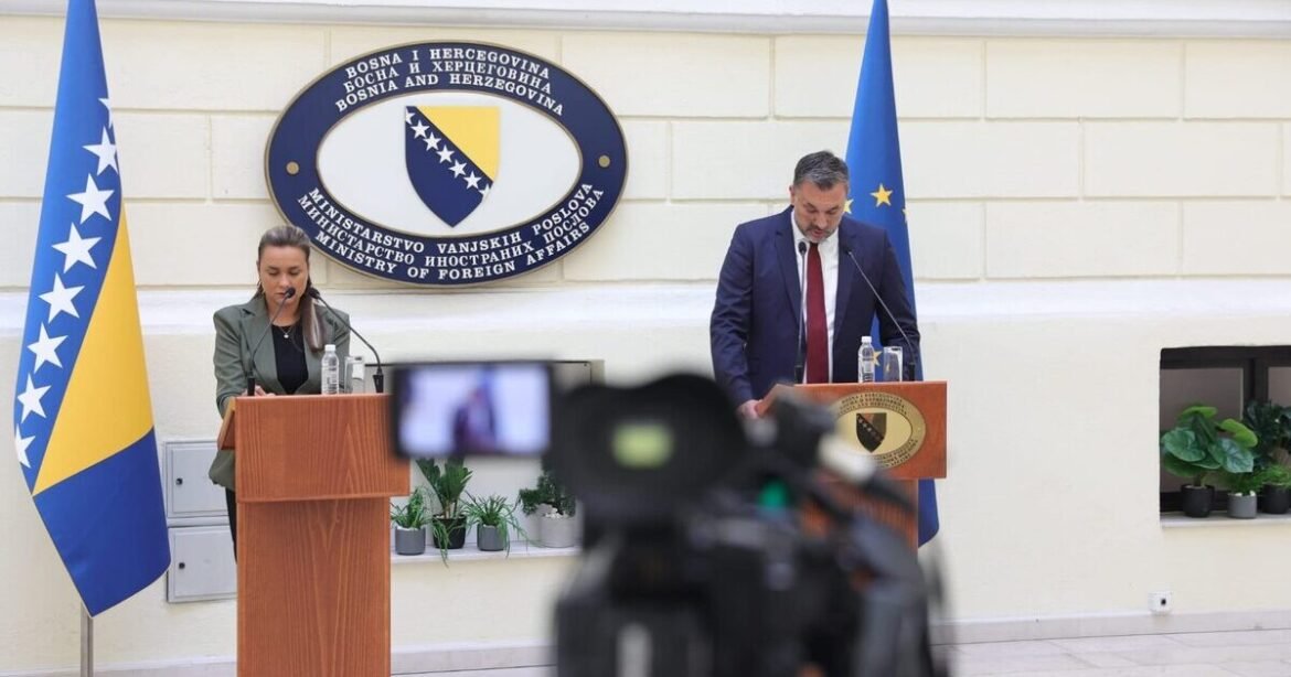 Οργή στη Βοσνία για τις τιμές στον Μλάντιτς: Ανάκληση όλου του προσωπικού από την πρεσβεία στο Βελιγράδι