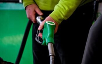 Ακρίβεια: Εφιαλτικός χειμώνας με το πετρέλαιο στα 110 δολάρια – Φωτιά σε ρεύμα, θέρμανση, σούπερ μάρκετ και δόσεις