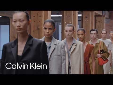 Calvin Klein: Επιστρέφει στον μινιμαλισμό, αλλά συναντά «πολυκοσμία» (+full fashion show)