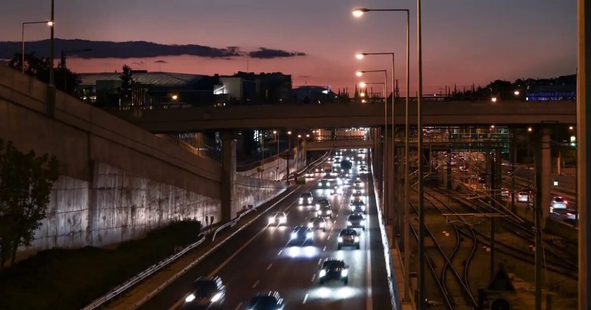 Φωτιά σε αυτοκίνητο στην Αττική Οδό – Καθυστερήσεις στο ρεύμα προς Κατεχάκη