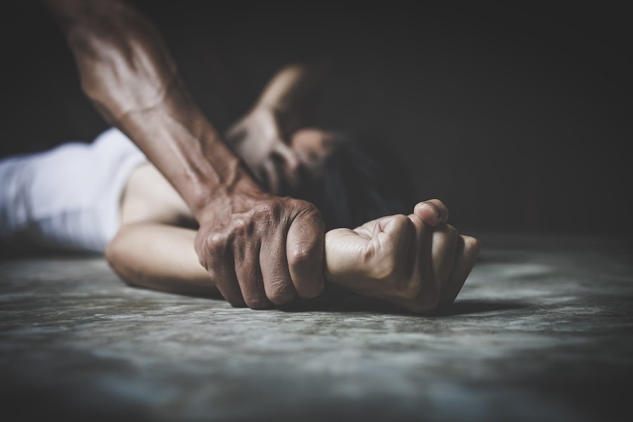 Βρετανία: Νάρκωνε και βίαζε τη σύζυγό του για δύο δεκαετίες – Ομολόγησε 45 αδικήματα