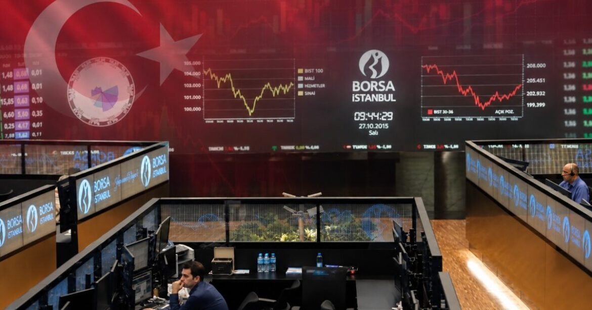 Τουρκία: Χειροπέδες σε στελέχη funds και τραπεζών για κερδοσκοπικά παιχνίδια